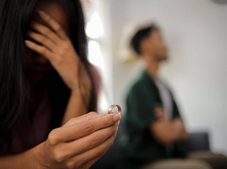 Dowody zdrady w procesie rozwodowym - co jest dopuszczalne, a co może Ci zaszkodzić? (detektyw, zdjęcia, wiadomości SMS)