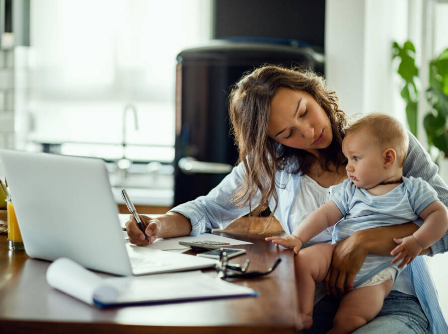 Ochrona przed zwolnieniem po powrocie z urlopu macierzyńskiego i ojcowskiego – co musisz wiedzieć jako rodzic?