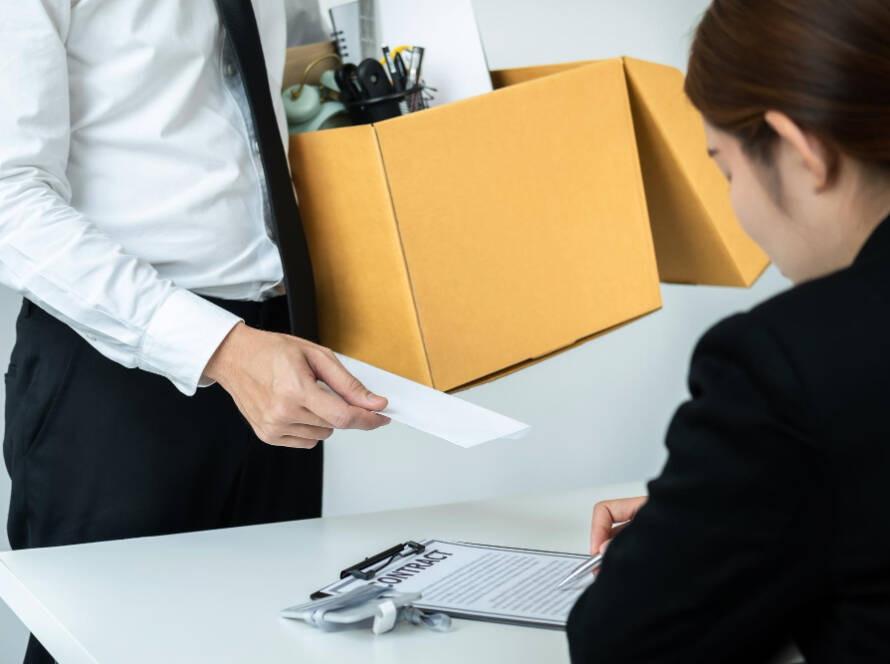 Kiedy pracodawca może zwolnić pracownika w trybie natychmiastowym i jak się przed tym bronić?